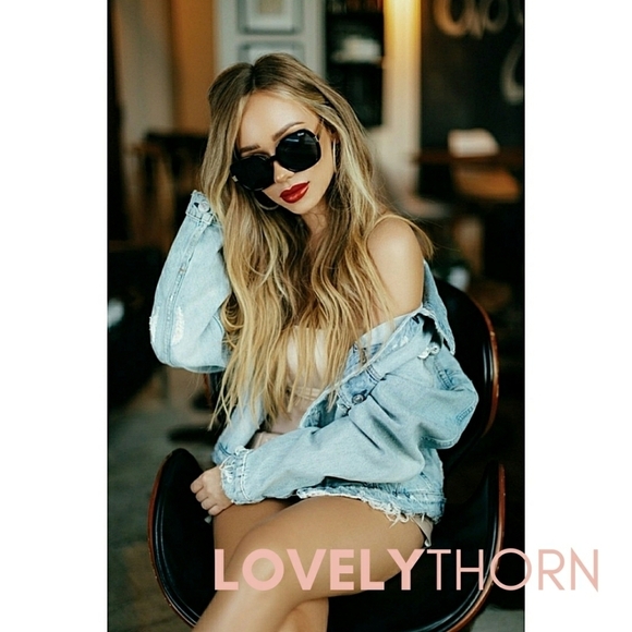 QUAY // ltd ed chrissy teigen retro-glam oversized round black smoke gold sunnie main image 5